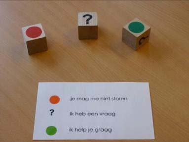Werken met blokjes Tijdens de werkmomenten wordt gebruik gemaakt van blokjes. Als de leerkracht de opdracht heeft uitgelegd, kunnen de kinderen zelfstandig aan het werk.