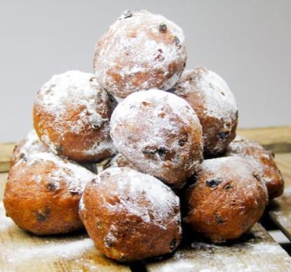 Op 30 december wordt er de hele dag gebakken, de oliebollen kosten 6,- per zak van 10.