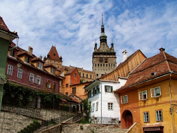 oudste en charmantste steden van Transsylvanië: Sibiu. Voordat we hier aankomen is het mogelijk een stop in te lassen in Viscri en Fagaras. De Viscri Kerk is een van de UNESCO monumenten in Roemenië.