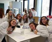 Docent #biomedischelaboratoriumtechnologie Brecht Gryson toont leerlingen van OLV College Zottegem hoe ze medicijnen kunnen