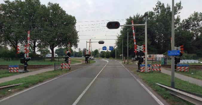 De overweg wordt gemarkeerd door middel van een stopstreep en de onderbroken markering wordt tussen de stopstrepen een doorgetroken markering. De maximale snelheid op de Kerenshofweg is 80 km/h.