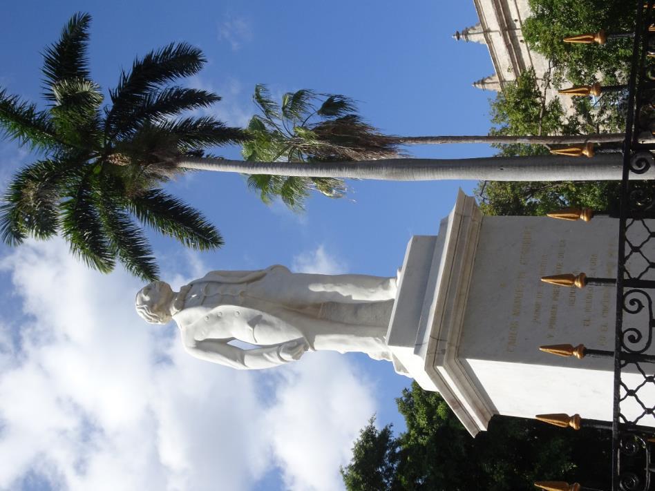 Midden op het plein staat een standbeeld van Carlos Manuel de Céspedes, de man die in 1868 zijn slaven hun vrijheid gaf en daarmee een voorbeeld stelde.