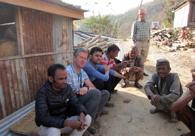 Het water van Bwase komt van achter de berg met de landslides, en de pijp gaat door het landslide gebied heen Discussie met dorpelingen in Mankha ISARD-bezoek Wilko Verbakel - februari 2017 door: