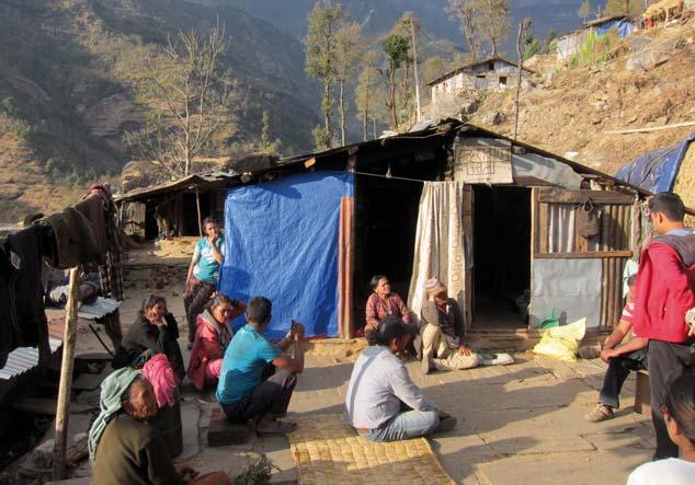 Mijn 2 kanjers moesten ver lopen in Sindhupalchowk In dit deel van Phapachaur is nog geen water en terrassen zijn nog droog en onbegroeid Vijf dorpelingen hebben het afgelopen jaar een microkrediet