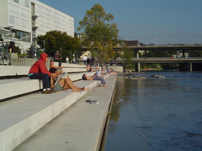 Randen De pleinrand van plein 2 grenzend aan de rivier