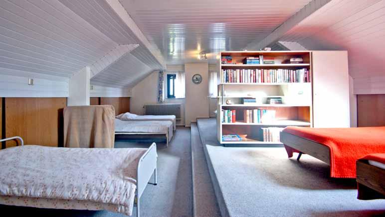 Slaapkamer 3/Slaapzaal: Zeer riante slaapkamer met niveauverschil, vloerbedekking en vaste