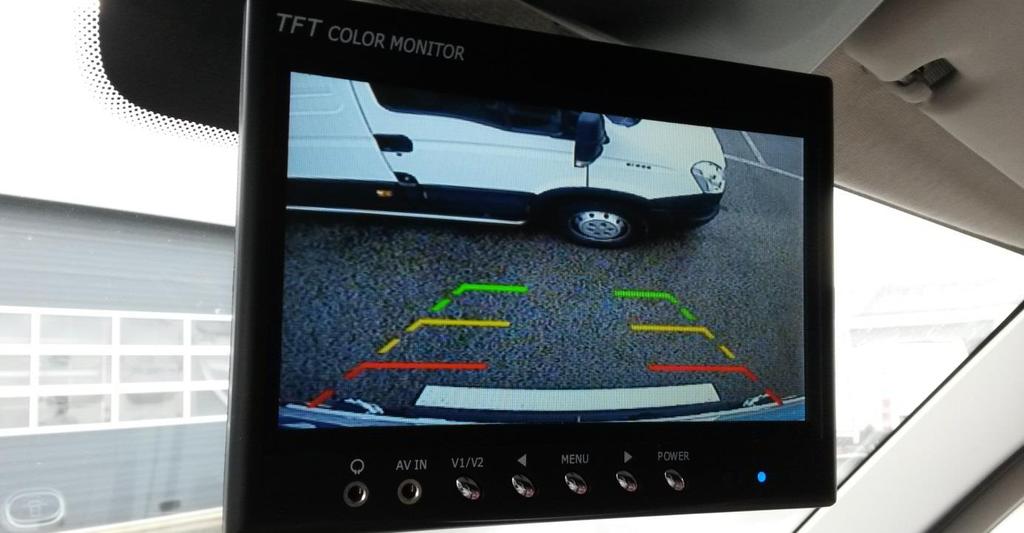 Veiligheid / achteruitrij systeem Camera met 7" kleuren LCD scherm Een camera-systeem biedt optimaal zicht achter het voertuig.