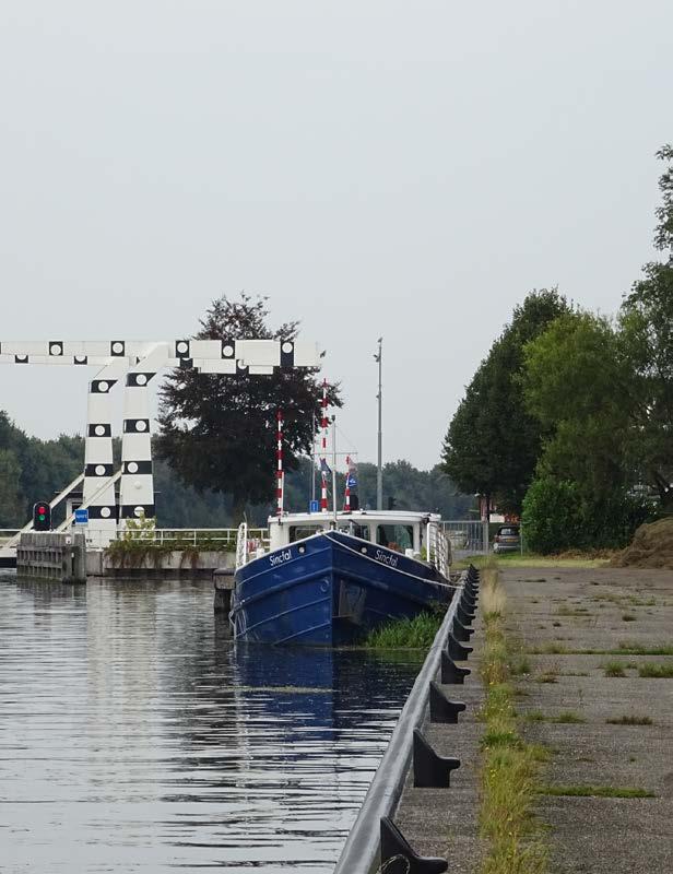 De begeleidende singelbeplanting geeft dit deeltraject karakter, zorgt voor beschutting en leidt het zicht over het kanaal