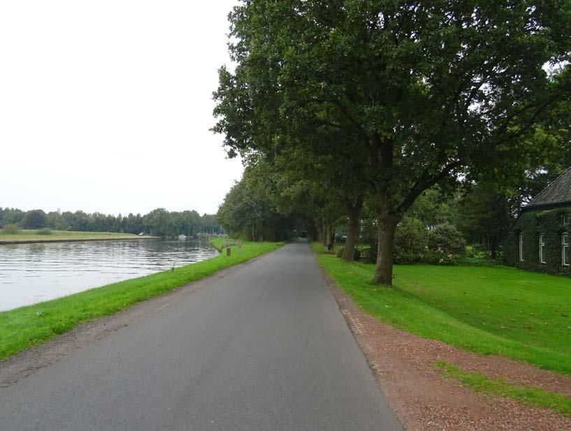 De route van de fietssnelweg zal hier ook over de oostelijke kanaaldijk voeren. Er zijn Aansluiting Watermolendijk / Meerweg met bomencluster geen alternatieve tracés in beeld.