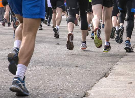 Loop niet te hard van stapel! Joggen afwisselen met wandelen, hierdoor bouw je langzaam conditie op. Je moet tijdens het lopen nog rustig kunnen praten, dan loop je aan een goede hartslag.