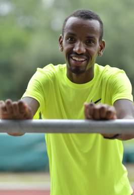 Hoe werd je een toploper? Bashir: Ik ben geboren in Somalië en begon mijn sportcarrière als straatvoetballer. In Mogadishu voetbalde ik met mijn vriendjes uit de buurt.