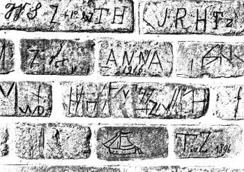 De aantekeningen van de beurtschippers in de gevel van boerderij ten zuiden van de sluis (nog deels aanwezig), uit de tijd van de klandestiene kroeg.