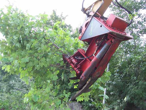 Grtc bom- takk kipschaar D Grtc bomkipschaar mt dubbl klm draaikras D Grtc is d grootst uit d sri hft ruim opig va 900 mm is vooral praktisch tijds ht kipp va grov struik of bom waarva d takk vaaf d