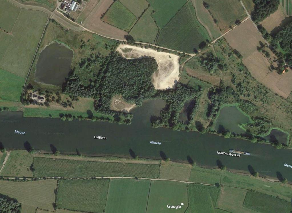 3.5 Maasoever Gebrande Kamp bij Neerveld De oever ligt nog in steen met in het midden een zandige baai die ontstaan is door kleiwinning.