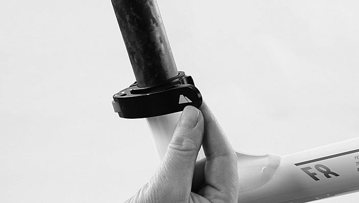 Voordat u de pen n het frame monteert, dent u te controleren of de ztbus volkomen vrj s van scherpe randen of bramen.