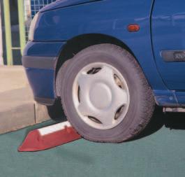 200mm pluggen inbegrepen brengt orde in het parkeren Frontale parkeerbegrenzing uit gerecycleerde rubber met geïntegreerde witte refl ecterende strepen. Om op te pluggen.