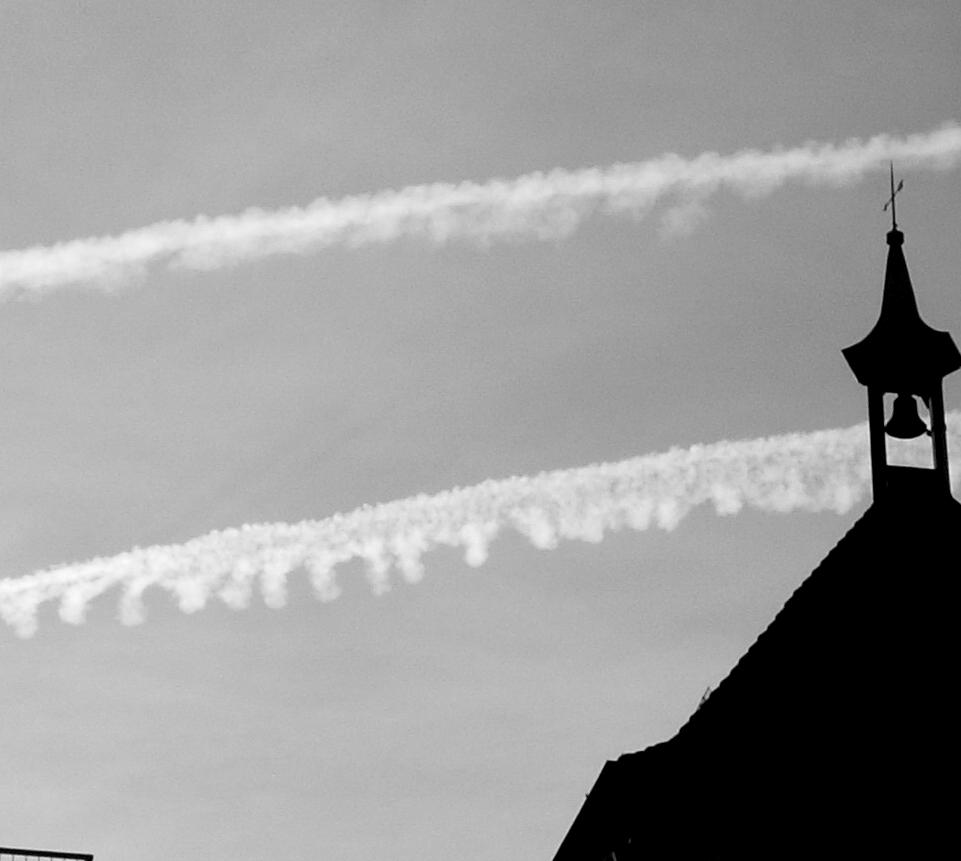 Hoe sneller de Cirrus opkomt en overgaat in dikkere en lagere bewolking, hoe sneller het front en de bijbehorende neerslag volgt. Meestal duurt het zo n 12-24 uur totdat het front passeert.