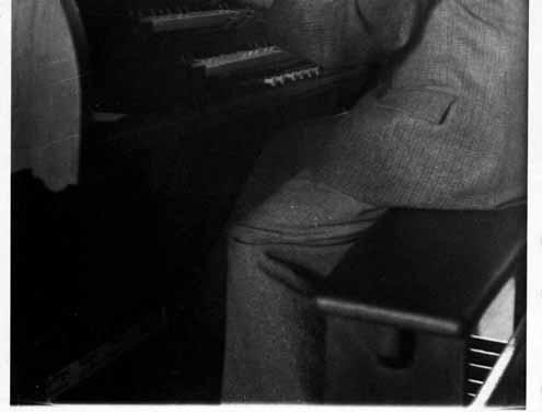 Aan de speeltafel van het pas gebouwde orgel zit Albert Van Haute (1915-1982) uit