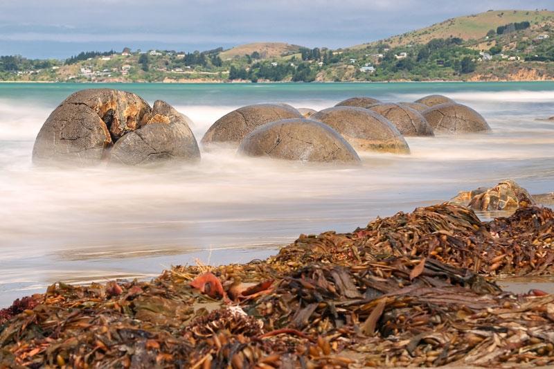 Dag 24: Dunedin - Omarama Je reist verder noordwaarts langs de oostkust. Bij de kleine plaats Moeraki pauzeren we om de mysterieuze µmoeraki Boulders te bekijken.