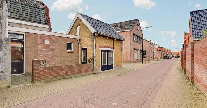 STARTERS OPGELET! Deze halfvrijstaande woning met schuur (circa 4.17 x 3.39) is gelegen in de dorpskern van Sint-Annaland.