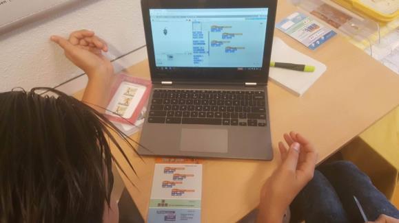 Bijvoorbeeld muispatsen en een doolhof maken en je mocht zelf een game maken. Mariska (bb2) kwam ons les geven over programmeren. We deden het met de nieuwe Chromebooks.