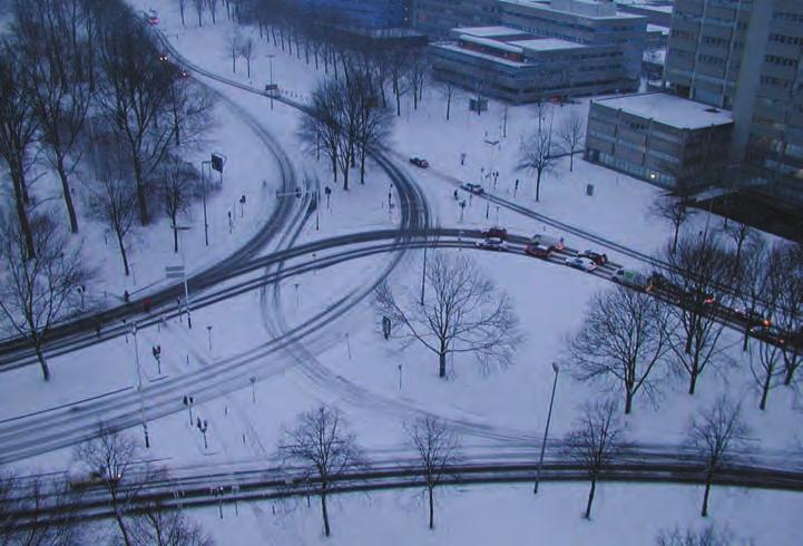 periode, dus als de vorst nog in de grond zit. De regen van een overtrekkend warmtefront bevriest op het wegdek.