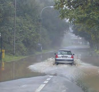 den worden met aquaplaning. Doordat regenwater in de openingen van het zeer open asfaltbeton kan verdwijnen, is de kans op aquaplaning op wegen, bedekt met dit soort asfalt, aanzienlijk afgenomen.