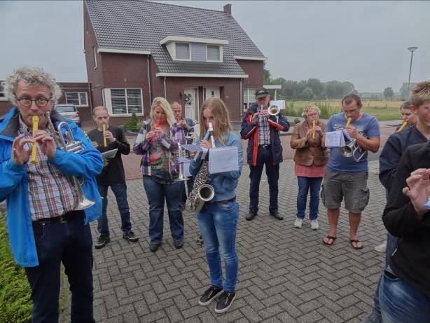 Ledenwerving / behoud Oud leden/leerlingen benaderen. Nieuwe bewoners benaderen. Blaasklas op de lagere school beginnen Lage leeftijd (hoe laag?), met instrument (via school)?. Ouders Motiveren.