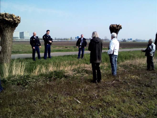 Babyloniënbroek: Velduil per SMS Uit dit SMSje recht uit het veld blijkt maar weer eens dat weidevogelbeschermers vaak zeer trouw zijn aan hun beschermelingen: Velduil (! Red.