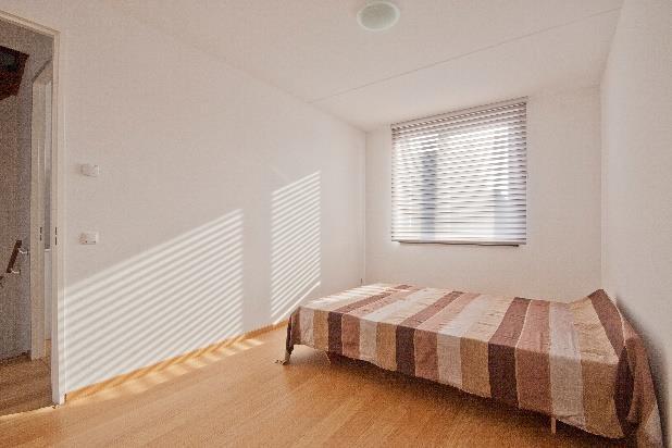een lamelparketvloer voorzien van vloerverwarming, per kamer afzonderlijk naregelbaar.