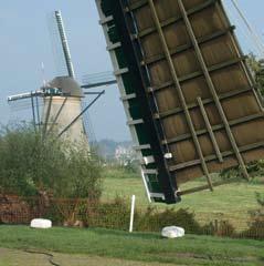 maalt uit het vochtige veengebied van de Alblasserwaard. De molens van Kinderdijk getuigen van de typisch Hollandse strijd tegen het water.