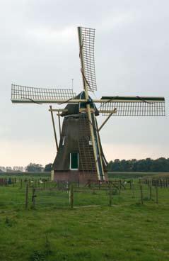 Bezienswaardigheid 6: Molen De Jonge Sophia Deze achtkante grondzeiler is rond 1773 gebouwd op de grens tussen Goudriaan en Ottoland. De molen maalde koren voor beide dorpen.