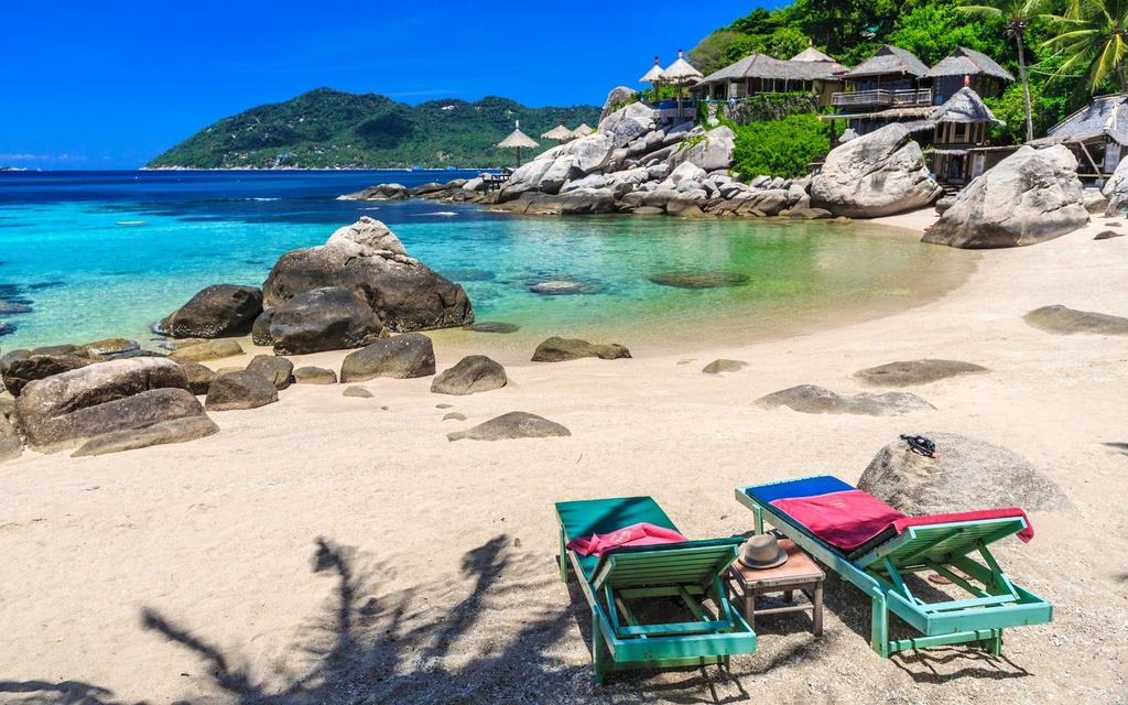 KOH TAO We hebben een vroege transfer van Khanom naar de pier voor de ferry naar het kleine snorkel en duikparadijs Koh Tao. Eenmaal aangekomen op is het er een drukte van belang.