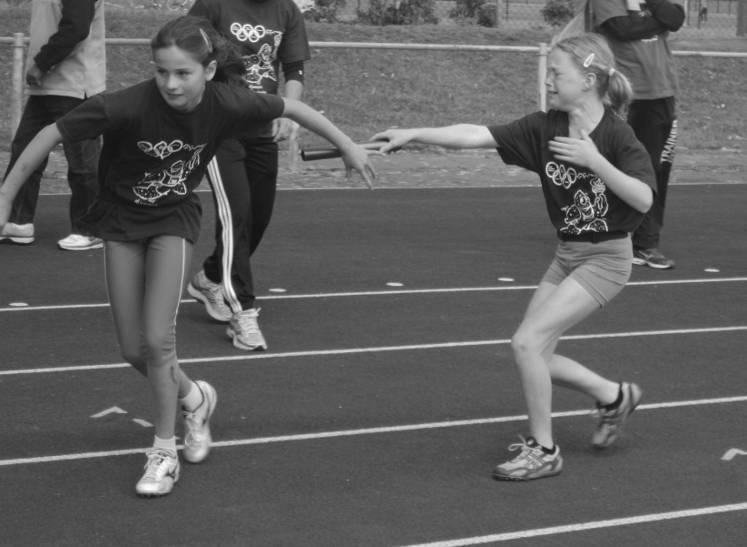 Inmiddels was ook onze 3 e atleet, Milot Stallen, gearriveerd op de atletiekbaan in Bergen op Zoom. Zij was klaar voor haar 600m. Op uw plaatsen, KNAL!