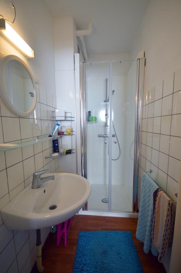 Badkamer met douche en vaste wastafel. Separaat toilet. Extra info: - Het appartement is netjes onderhouden.