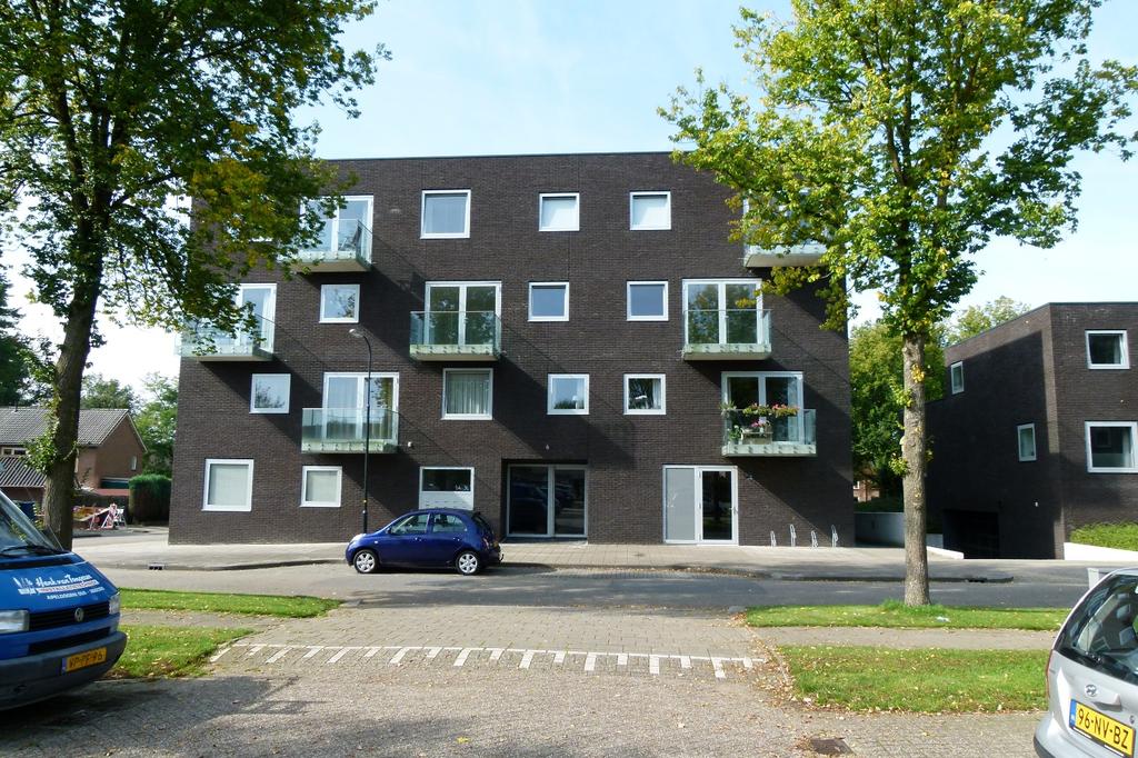 In het groene hart van Beekbergen, op het terrein van het voormalige dorpshuis langs de Koningspage en Wolterbeeklaan, staat het appartementencomplex 'De Bergbeek'.