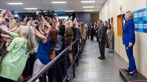 First person Ken je deze foto van Hillary? Het gekke is dat doordat mensen een selfie op die manier nemen, vaak hun armen er ook op staan.