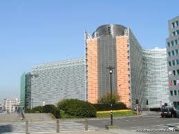 Als lid van de EU moet je vaak beslissingen volgen die daar zijn genomen. De Europese Unie heeft een Europees Parlement. Eens per maand vergaderen zij in Straatsburg, een stad in Frankrijk.