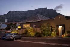 stranden te verkennen. De lodge heeft een zwembad met uitzicht op de Tafelberg, en een cafe waar ontbijt, broodjes, smoothies en bier geserveerd wordt.