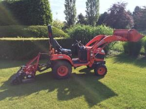 1798,01 maand 225,01 weekend Mini tractor Kubota 25 pk met frontlader Mini tractor Kubota 25 pk met rotoreg