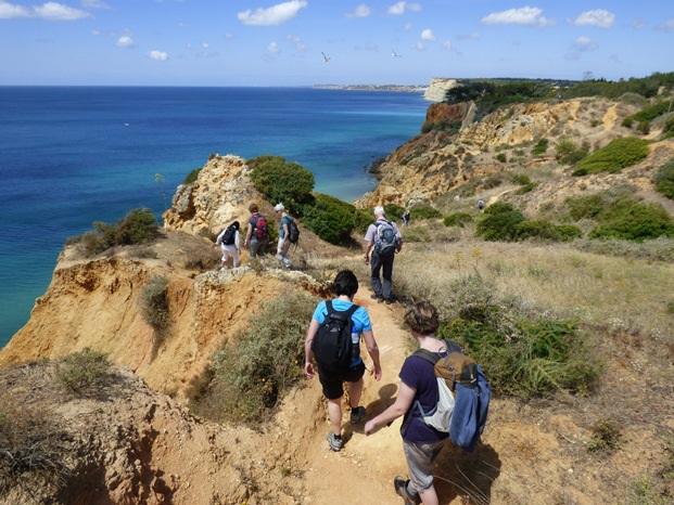Vandaag wordt de eerste wandeling gemaakt door gebied, met als eindpunt Praia da Luz. De wandeling wordt gekenmerkt door bizarre rotsformaties, ook wel de vreemdste van Europa genoemd.