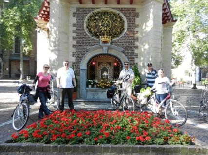 nog fietsers aan. Ze komen allemaal uit (de omgeving van) Tilburg. De fietstocht wordt begeleid door brigadiers die de kruispunten 'afsluiten', zodat steeds doorgefietst kan worden.