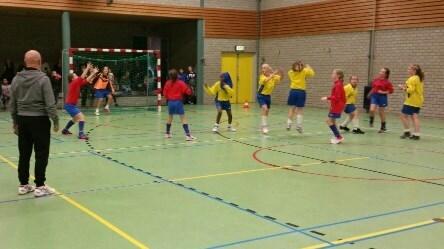 Schoolhandbaltoernooi. Woensdagmiddag 22 november doet er een team van onze school mee met het jongenshandbaltoernooi voor Doetinchemse scholen.