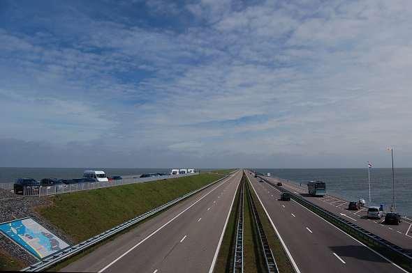 De Afsluitdijk richting Kornwerderzand