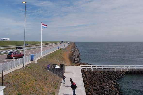 Afsluitdijk richting Friesland Parkeerplaats foto