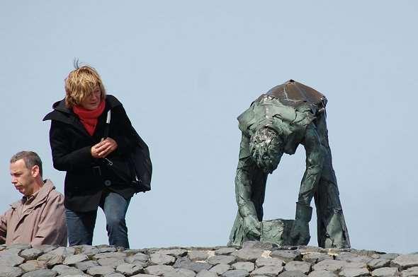 Steenzetter Afsluitdijk Monument De Steenzetter foto Ageeth van Amerongen Technisch hoogstandje De bouw van de Afsluitdijk, de dertig kilometer lange verbinding tussen Noord-Holland en Friesland, was