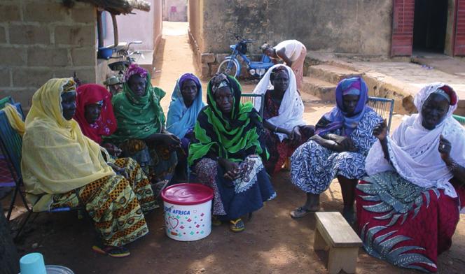 Malinese vrouwen wachten op bezoek van een traditionele genezer.