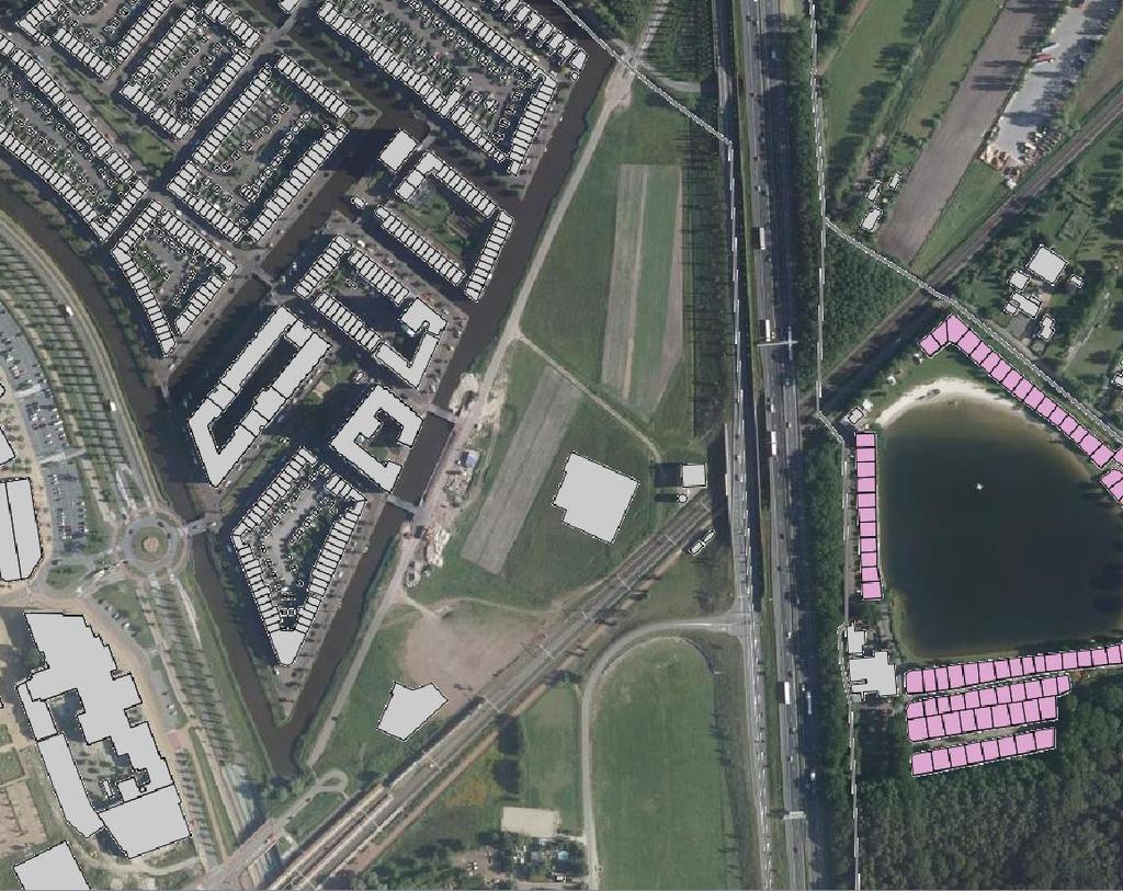 afbeelding 1: Locatie Amersfoort Hooglanderveen / Laak 3 (met geel is de grens van de locatie aangeduid, met rode stippellijn is aangeduid waar nieuwbouw van zelfstandige kantoren mogelijk is) 2.5.1.2 Vigerend bestemmingsplan Voor de locatie Amersfoort - Hooglanderveen / Laak 3 geldt het uitwerkingsplan De Laak 3 Vathorst (vastgesteld op 6 september 2016).