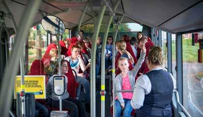 Buschauffeurs Theo Hosman en Alma Bulthuis van Qbuzz komen vertellen hoe je met de bus kunt reizen. De leerlingen mogen ook nog in een echte bus zitten. Veel leuker!