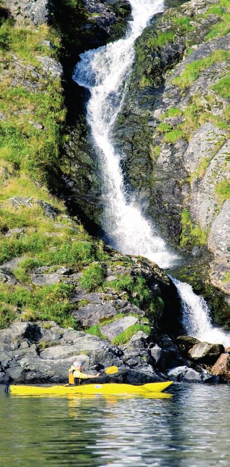 Ondertussen proppen wij onze kampeeruitrusting benedendeks en met een te korte peddel duwen we af van het strandje en varen het Aurlandsfjord op.